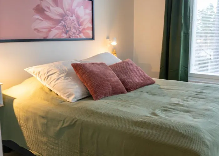 Beautifully Furnished Family - Parking, Sauna, Balcony